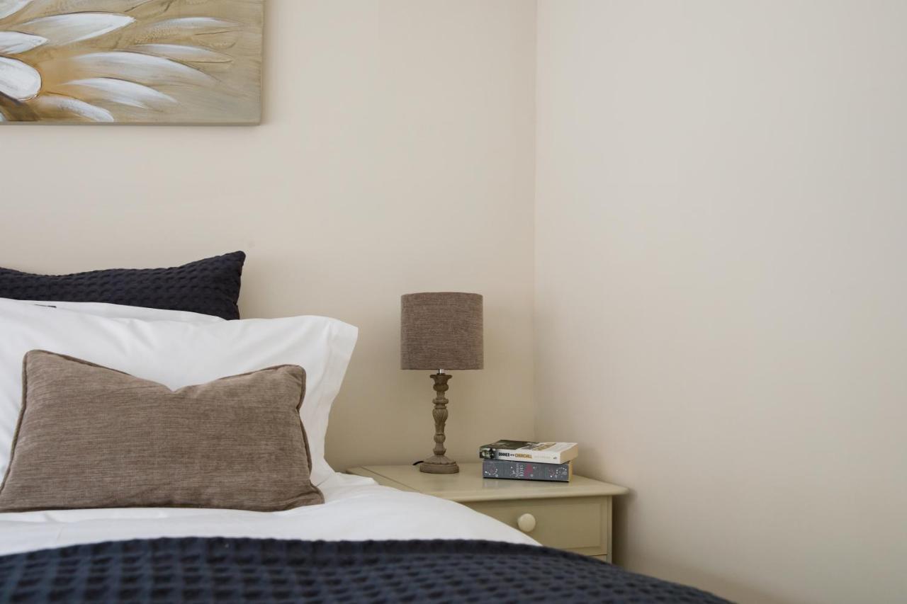 'Orchard Croft Lodge - Chichester', Book-Direct, New Home 1,367 Sq' Ft' , Can Sleep 8 On Request , Split & Link 'Super King' Size Beds, Free Wi-Fi, Sky Tv & Sky Sports, 9 - Minutes From West Wittering Beach, Very Quiet Location, Dog Friendly Luaran gambar