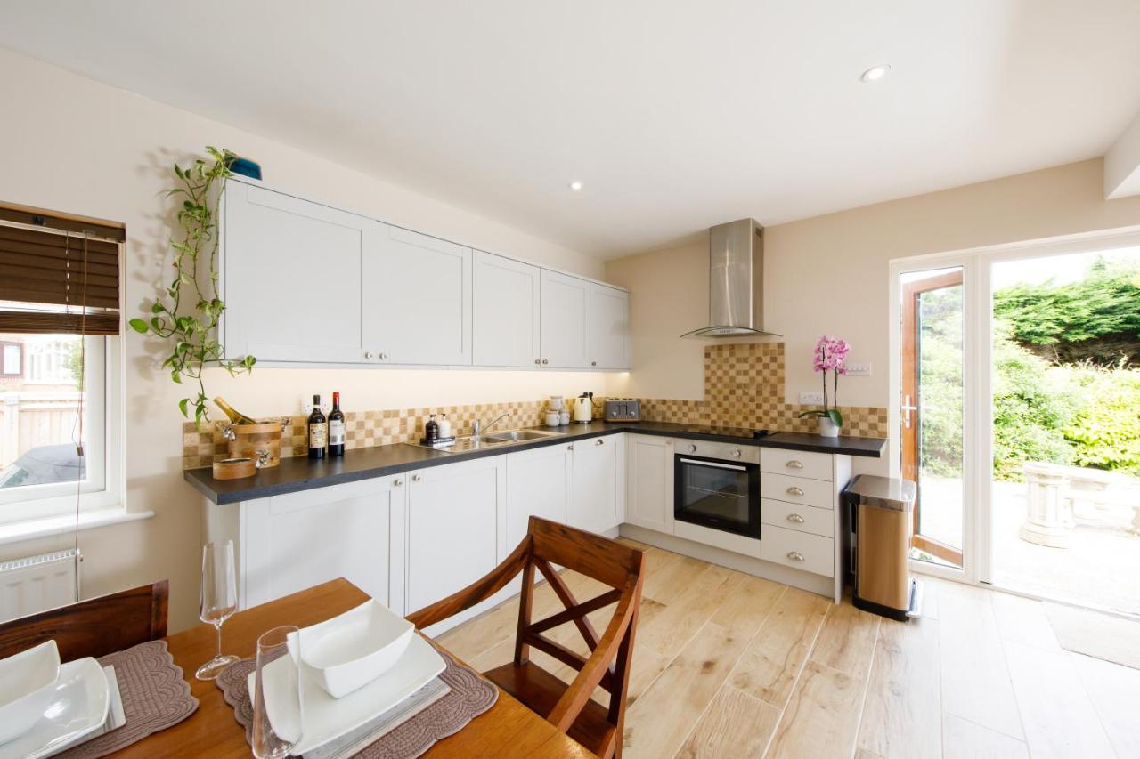 'Orchard Croft Lodge - Chichester', Book-Direct, New Home 1,367 Sq' Ft' , Can Sleep 8 On Request , Split & Link 'Super King' Size Beds, Free Wi-Fi, Sky Tv & Sky Sports, 9 - Minutes From West Wittering Beach, Very Quiet Location, Dog Friendly Luaran gambar