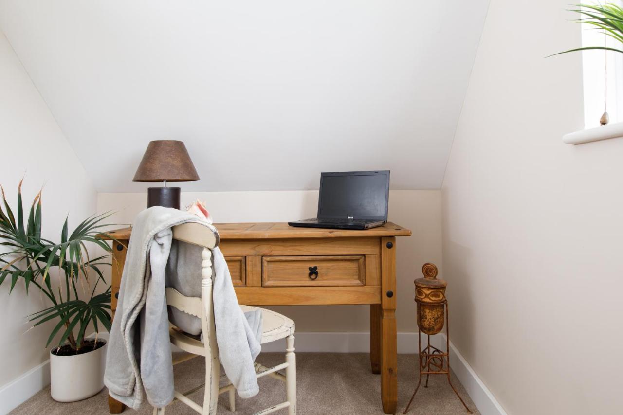 'Orchard Croft Lodge - Chichester', Book-Direct, New Home 1,367 Sq' Ft' , Can Sleep 8 On Request , Split & Link 'Super King' Size Beds, Free Wi-Fi, Sky Tv & Sky Sports, 9 - Minutes From West Wittering Beach, Very Quiet Location, Dog Friendly Luaran gambar