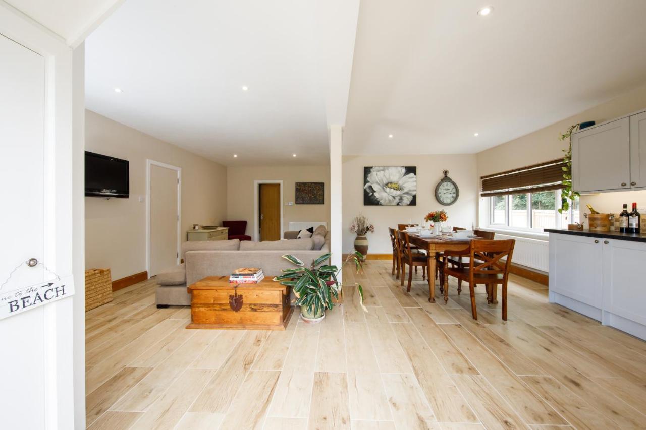 'Orchard Croft Lodge - Chichester', Book-Direct, New Home 1,367 Sq' Ft' , Can Sleep 8 On Request , Split & Link 'Super King' Size Beds, Free Wi-Fi, Sky Tv & Sky Sports, 9 - Minutes From West Wittering Beach, Very Quiet Location, Dog Friendly Luaran gambar
