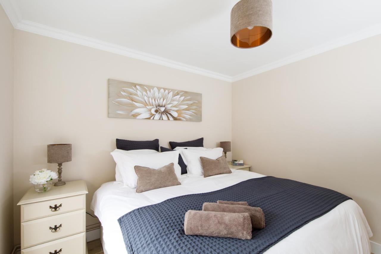 'Orchard Croft Lodge - Chichester', Book-Direct, New Home 1,367 Sq' Ft' , Can Sleep 8 On Request , Split & Link 'Super King' Size Beds, Free Wi-Fi, Sky Tv & Sky Sports, 9 - Minutes From West Wittering Beach, Very Quiet Location, Dog Friendly Luaran gambar
