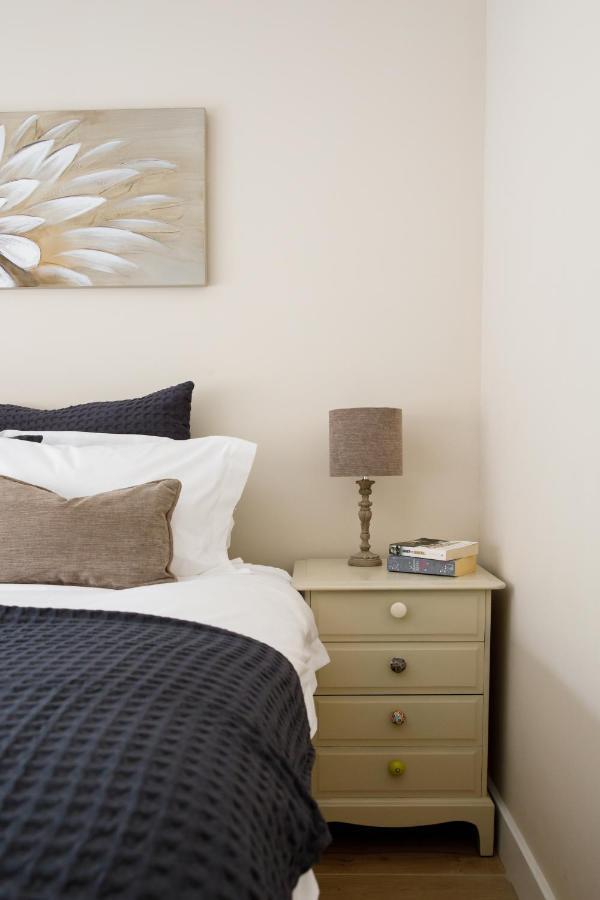 'Orchard Croft Lodge - Chichester', Book-Direct, New Home 1,367 Sq' Ft' , Can Sleep 8 On Request , Split & Link 'Super King' Size Beds, Free Wi-Fi, Sky Tv & Sky Sports, 9 - Minutes From West Wittering Beach, Very Quiet Location, Dog Friendly Luaran gambar