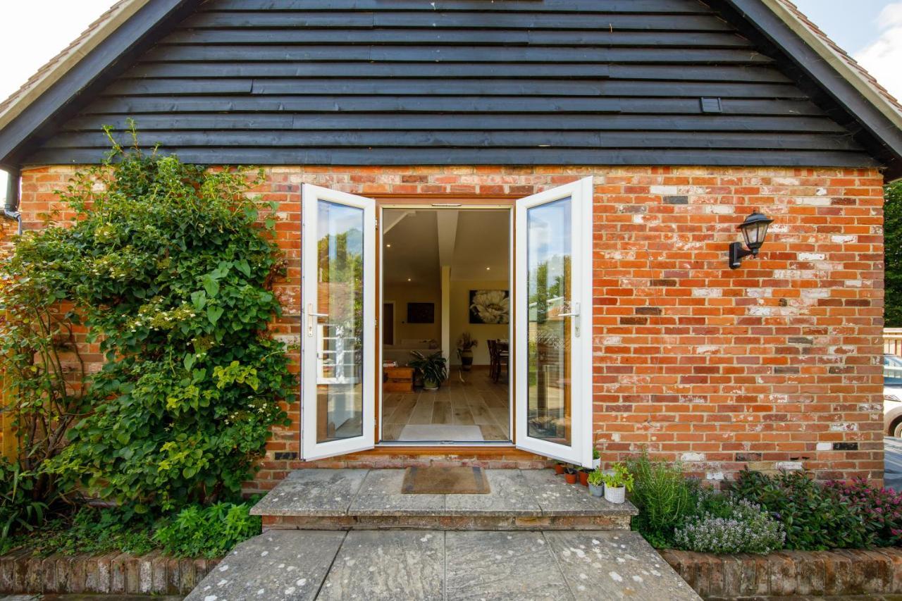 'Orchard Croft Lodge - Chichester', Book-Direct, New Home 1,367 Sq' Ft' , Can Sleep 8 On Request , Split & Link 'Super King' Size Beds, Free Wi-Fi, Sky Tv & Sky Sports, 9 - Minutes From West Wittering Beach, Very Quiet Location, Dog Friendly Luaran gambar